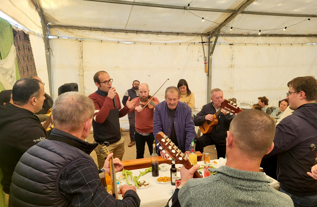 La tradición tomó la calle de la mano del Canto de las Ánimas en el Raiguero Bajo